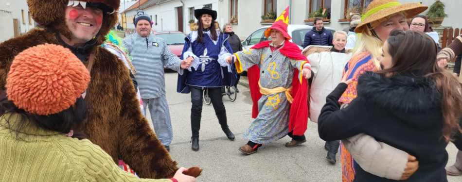 Foto Milevské maškary Milevské maškary navšítivily Skály
