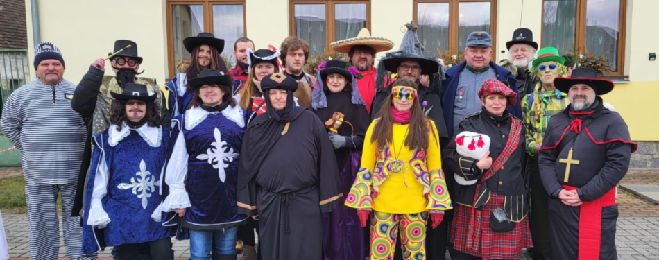 Foto k článku Milevské maškary navšítivily Skály