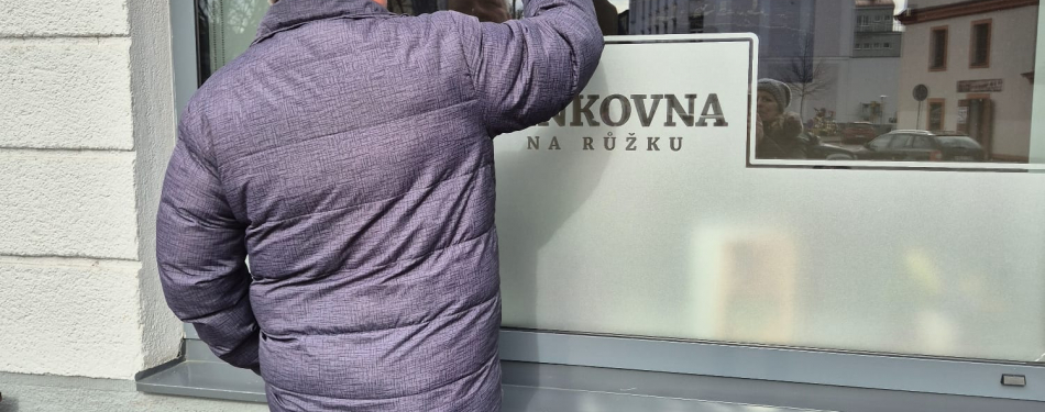Foto Milevské maškary Tradiční psaní na výlohy obchodů a maškarní výzdoba po městě