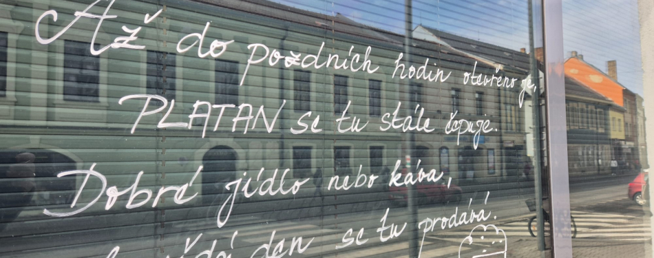 Foto Milevské maškary Tradiční psaní na výlohy obchodů a maškarní výzdoba po městě