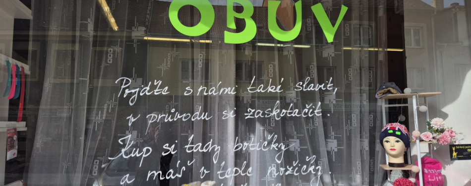 Foto Milevské maškary Tradiční psaní na výlohy obchodů a maškarní výzdoba po městě
