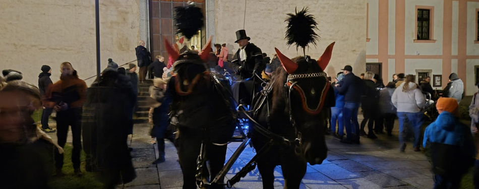 Foto Milevské maškary Mikulášská jízda s nadílkou v milevském klášteře